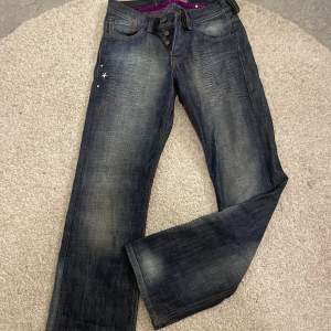 Midwaist jeans men metallstkärnor på både fram och baksidan, dessa har 4 knappar (3 små 1 stor)😊