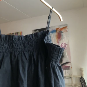 H&M svart klänning - En jättesöt klänning köpt på H&M för 199kr, inte använd på ett bra tag då jag växt ur den; i toppen skick. Justerbara axelremmar, strl. M, Fraktkostnaden ingår i priset🥰