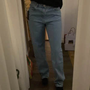Baggy jeans - Helt oanvända blåa jeans. Baggy i passformen. Jag är 167 cm och dom är lite långa nertill. Storlek 36