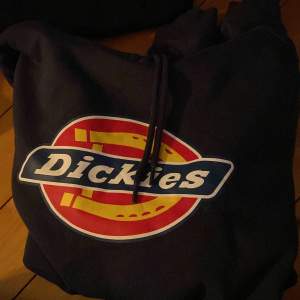 Hej  Säljer nu denna dickies hoodie i xs  Jag kan skicka fler bilder på den ifall de skulle önskas 
