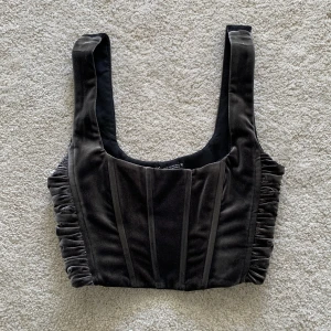Topp från Zara - Fin korsett-top i sammet från Zara. Endast använd ett fåtal gånger☺️