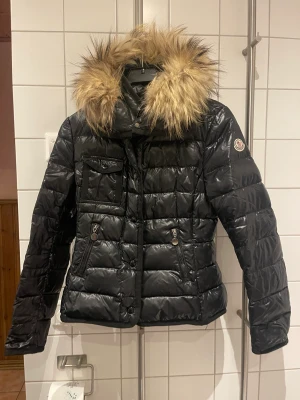 moncler jacka  - säljer min moncler jacka i använt men fint skick  har köpt den av en tjej på blocket så har inga äkthetsbevis.  Storlek 2  skulle säga en S/ liten M 
