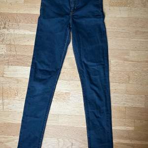 Blåa skinnyjeans från Cubus. Stl W27/Small