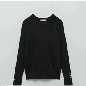 Stickad tröja  - Säljer min snygga zara tröja i färgen vit som bara har använts några gånger! Den är vit med guld knappar och den är ganska varm! Kan även posta