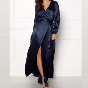 Lyxig omlottklänning - Lyxig satin klänning med fin glans 💙 använd ett par gånger endast storlek: 38  Skriv för fler bilder 💫