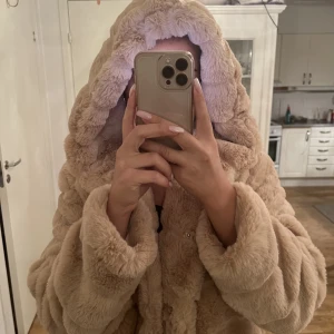 Fuskpäls jacka - Världens mysigaste och lenaste jackan! Helt oanvänd, fick den av mitt ex mamma som köpt den i Italien, såå mjuk & skön men tyvärr ej min stil. Står ingen strl men passar S-L beroende på hur man vill att den ska sitta💘