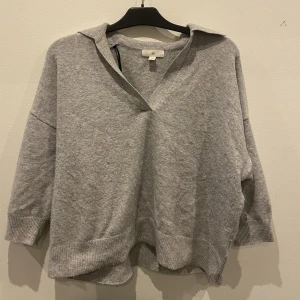 Stickad tröja - Säljer denna fina stickade tröja köpt från hm. Tröjan är i bra skick då jag knappt använt den. Köpte tröjan för 400kr och säljer nu för 100kr. Storleken är S men passar även XS och M.💓