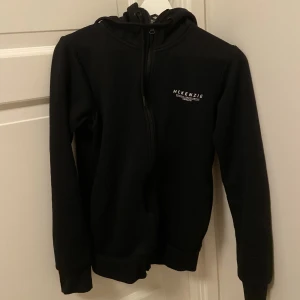 Svart Mckenzie Hoodie - Säljer en svart Mckenzie hoodie som är i bra skick men den är lite nopprig ❤️ storlek xs men är lite oversized 