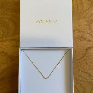 Halsband från Syster p, nytt och oanvänt. Levereras i tillhörande ask. Nypris 599 kr.