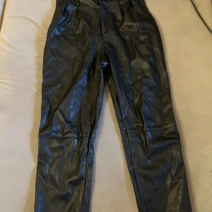 Byxor i läderimitation, storlek 40 - Jättefina byxor i läderimitation, säljer pågrund av viktminskning så att dom tyvärr är för stora, kan mötas upp vid södra station.