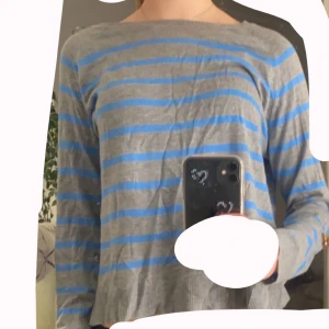 Långärmad tröja  - Säljer denna super fina randiga långärmade tröja från zara som var väldigt trendig för ett tag sen, använd ca 2 gånger❤️ om man har några frågor så är de bara att skriva privat, om man vill så stryker jag den innan jag postar ❤️ frakt tillkommer