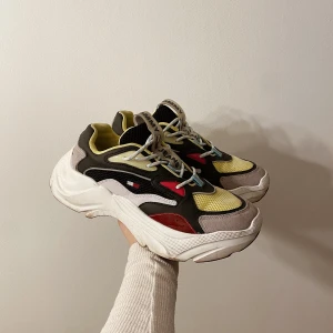 TOMMY JEANS CHUNKY SNEAKERS  - Säljer dessa superfina och bekväma chunky sneakers från Tommy Jeans. Dom är rena och finns inga defekter.  Skorna är slutsålda och finns inte att köpa längre. 