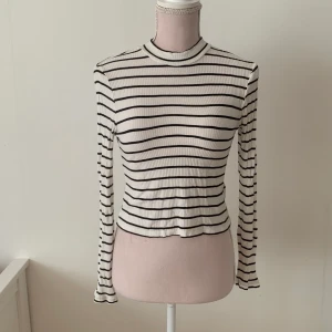 Vit randig tröja  - Vit tröja storlek S, för 20kr.