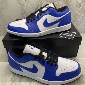 Air Jordan skor - Säljer mina Air Jordan 1 Low ”Royal blue”, fåtal gånger använda därför i mycket bra skick. Beställde dem från Wavy kicks på instagram för 3099kr💙Har lådan kvar som skorna fraktas i.