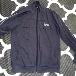 Hugo boss tröja - Säljer Hugo boss zip tröja storlek M