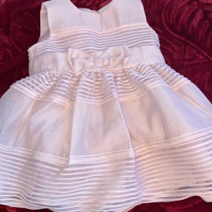  klänning för barn  -  En barn klänning för barn som är små barn  färg är det baby rosa jättefin färg vill ni kontakta mig kontakta mig gärna i Instagram