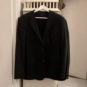En supersnygg oversized blazer/kavaj från RILEY.  Skulle tippa på L/XL! Alltså snygg oversized.  Färgen är grå/mörkgrå ( kolla andra bilden) 
