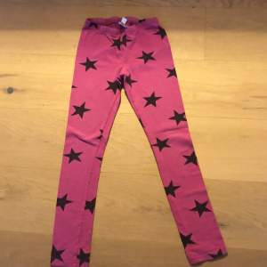 Rosa pjamas byxor med svarta stjärnor! Inkluderar ej frakt eller Swish. Tar Swish