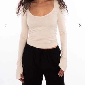 ✨Säljer denna populära tröjan med långa ärmar från A-dsgn, Aldrig använd✨köpt för 500kr