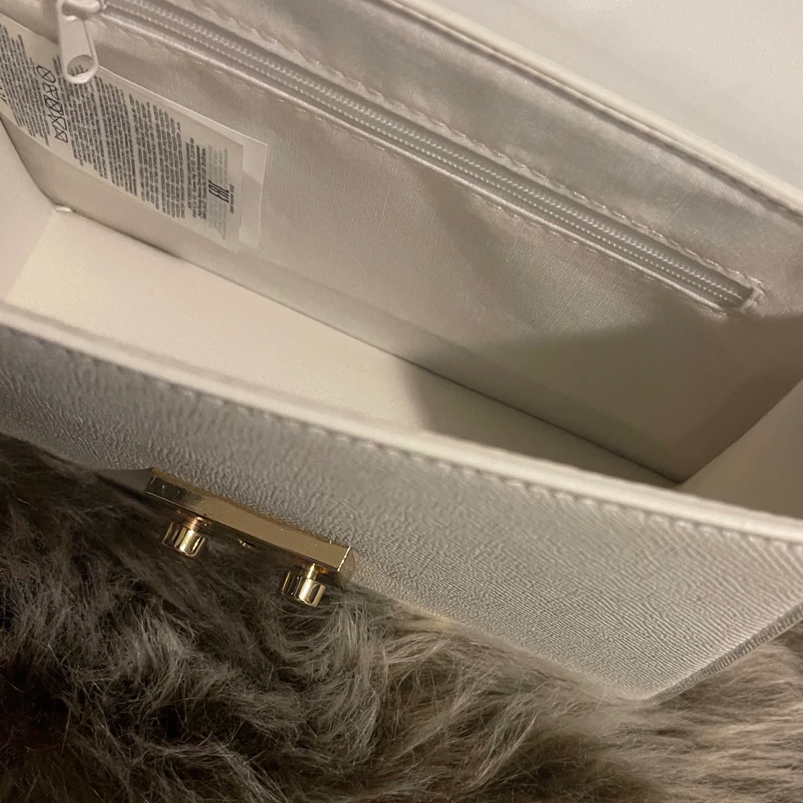 Vit justerbar väska med guld detaljer  - 91