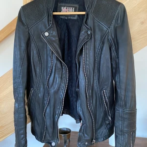 Jofama äkta skinn jacka! - Äkta lamm nubuck skinnjacka från Jofama i storlek 34, sparsamt använd!