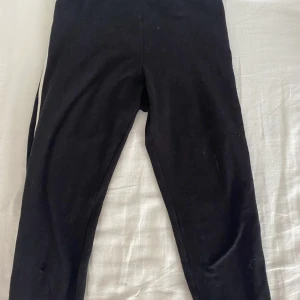 Mys byxor  - Mys byxor med en vit rand på sidorna väldigt söta.  