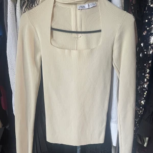 Zara top - Zara topp med inbyggd choker. Använd 1 gg. Lånad tredje bild, samma men långärmad.