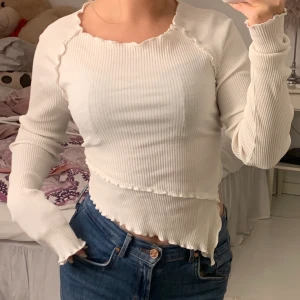 Vit tröja  - Vit ribbad tröja från Angelica bläcks kollektion med nakd, köpt på Sellpy för inte alls länge sen, men inte kommit till någon användning, den är som i nyskick! 