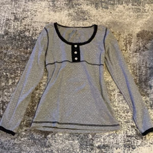 söt topp - supergullig ljusgrå topp med trekvarts-ärmar <3 obs! väldigt liten i storlek! (xxs-xs)