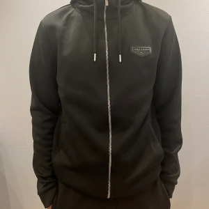 Supply and Demand hoodie - Supply and Demand hoodie i svart. Hoodien är i strlk S och är i mycket bra skick. Köptes för 400kr i par med matchande byxor. Säljs eftersom den inte används längre.