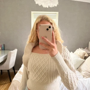 Tröja från hm -  Min plick krånglar men lägg till mig på insta och skriv där (_miatillman_) 