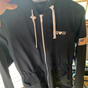 Svea jacka - Tunnare jacka från Svea i storlek M. Finns i onsala, kan skickas mot fraktkostnad.