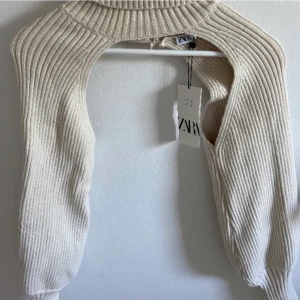 Armar från zara  - Jättefina armar från zara som aldrig är använda, är fint med jeans o topp eller kjol/klänning