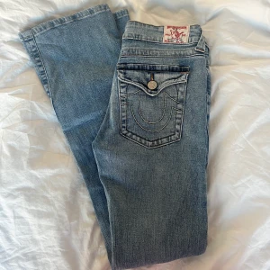 True religion!!! - Säljer dessa lågmidjade bootcut jeans från true religion i jätte fint skick!! Skulle säga att dom sitter som 36 i zara jeans💗
