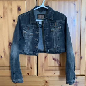 Kort jeans jacka  - Svart kort jeans jaka med strass på bröstfickor. 