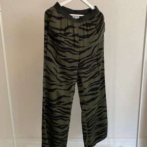 Samsøe & Samsøe - Byxor från Samsøe & Samsøe, modell Nessie pants. Använd, men utan anmärkning.  Storlek: 36/38,   Material: Viskos