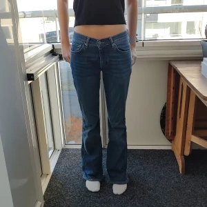 Fina Tricot Jeans bootcut - Fina lågmidjade Jeans från Gina Tricot i storlek 34, är lite stora i storleken så passan även om man har 36