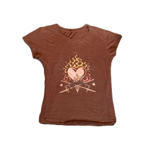 T-shirt - Snygg brun t-shirt med tryck, köpt secondhand. Passar M