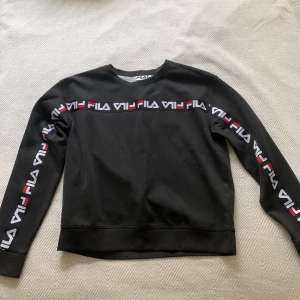 Långärmad tröja Fila strl L - Långärmad svart tröja från Fila. Står att det är storlek L men skulle säga att det snarare är en M. I princip oanvänd. 