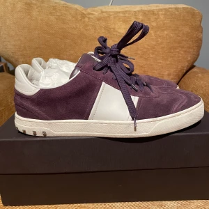 Valentino Flycrew  - Valentino Flycrew i strl 43, mörklila. Två studs borta men annars i fint skick. Mer bilder finns, allt og.