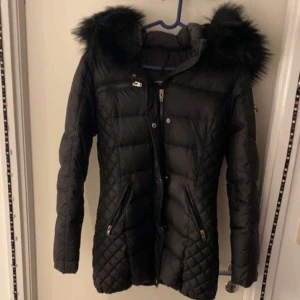 ROCKANDBLUE vinterjacka storlek M/38 - Säljer nu min sköna vinterjacka då den inte passar mig längre. Den är mycket varm och passar perfekt på kalla vinterdagar. Man kan givetvis ta av luvan. Bra skick och det finns inga större skador på jackan. Säljer den för 1300. 