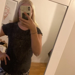 T-shirt  - En mörk och ljusgrå t-shirt med tryck. Jätte skön och mjuk.