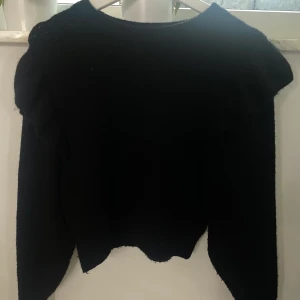 Stickad tröja - En stickad tröja med lite volanger ifrån h&m💗köpt för ungefär ett år sen men har aldrig kommit till någon användning, storlek xs💗nypris runt 150kr men säljer för 60kr+frakt 