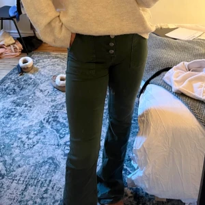 Gröna Bootcut från Zara - Sjukt snygga o sköna jeans från Zara som inte kommer till användning då dem är för långa för mig  :(❣️