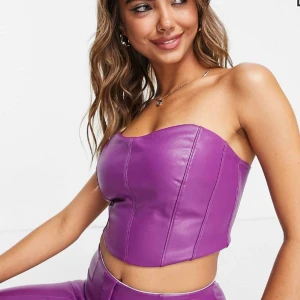 Lila korsett - Säljer denna super snygga lila korsetten då den tyvärr är för stor för mig. Den är endast testad och har prislappen och allt kvar.🥰💕💕💕