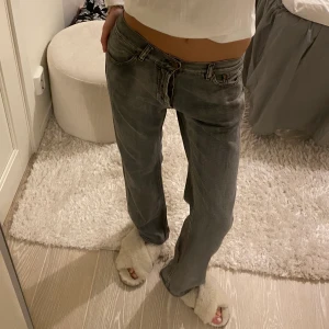 Lågmidjade jeans - Världens snyggaste gråa lågmidjade jeans, jag är 175 lång och bär vanligtvis 36 eller S i byxor och jeans❤️☺️