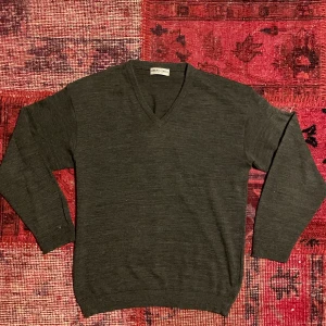 Stickad tröja - Tvär fet stickad tröja från Corzo italy, den har en skön färg som passar med allt och är i dunder skick (skriv för mer info)