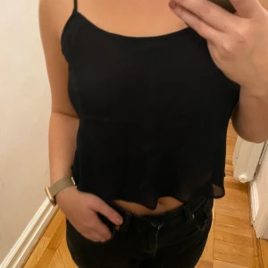 Croppat linne  - Croppg linne från denim Ralph lauren, väldigt sheer så nästan genomskinligt och i mörkblått.