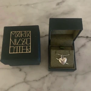 Maria Nilsdotter halsband💓 - ❗️Intressekoll❗️på mitt skjut snygga tuvstarr halsband från Maria Nilsdotter😍Helt i nyskick, säljer då jag vill köpa ett annat men är osäker på om jag vill sälja så säljer ENDAST vid bra bud! Kan tänka mig byta mot annat från Maria Nilsdotter  Nypris:2795kr
