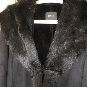 Kappa - Lång kappa mocka med päls